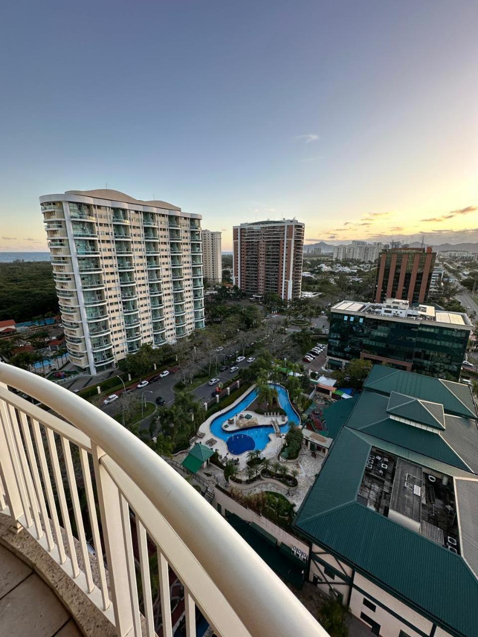 Flat Com Vista Panoramica -15- Na Barra Da Tijuca - Estacionamento Gratuito - Frigobar - Ar Condicionado - Piscina - Academia - Balsa Para Praia Gratis - Varanda - Vista Parcial Mar E Lagoa Río de Janeiro Exterior foto